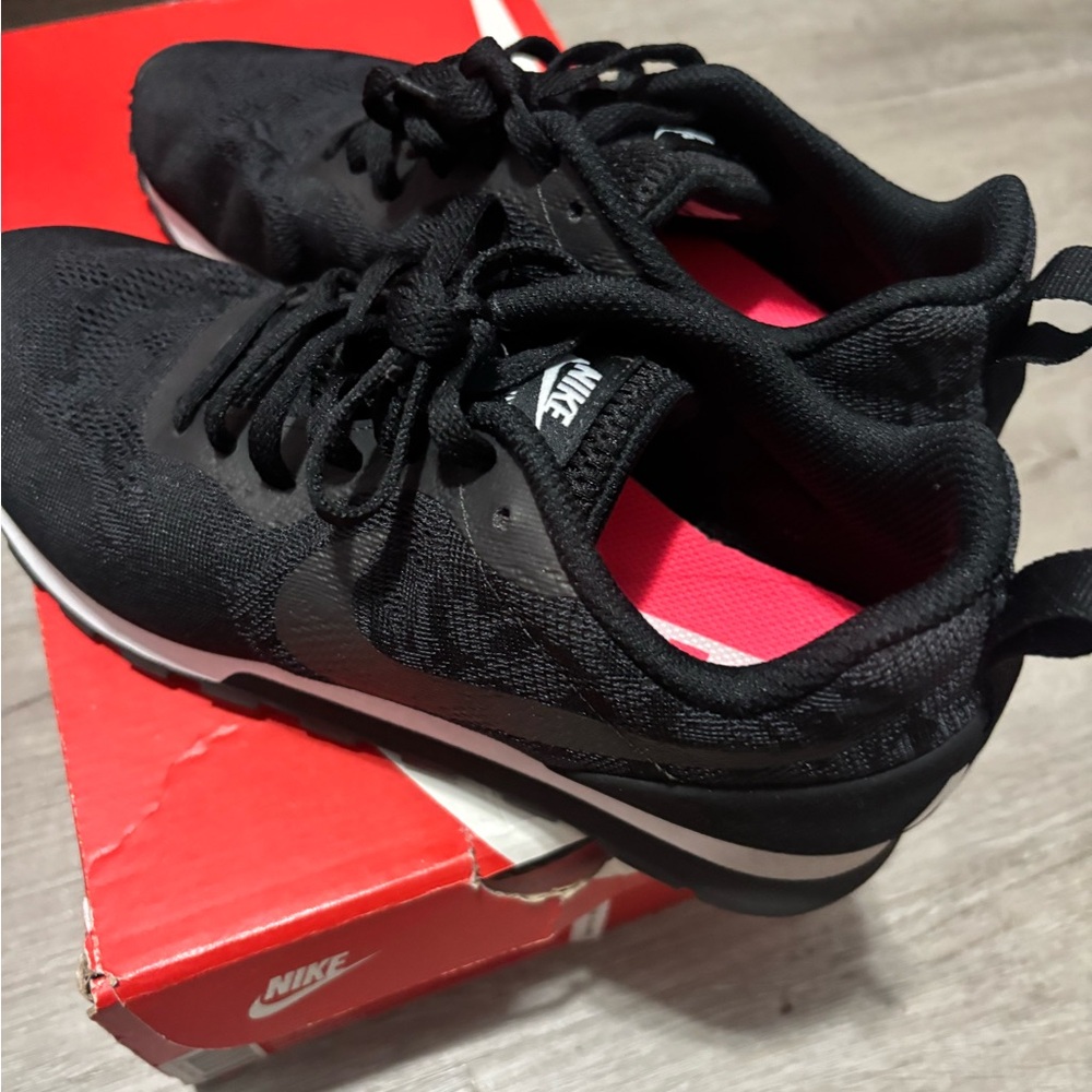 Nike women Black and Gray Athletic Shoes - Picture 12 of 12